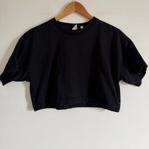 Aritzia TNA Black Laid Back T-Shirt Cropped Tee size Medium EUC